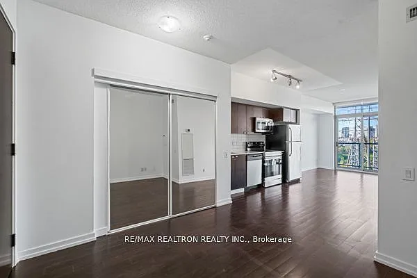 105 The Queensway #504 — Photo 13