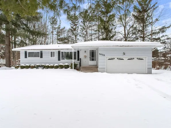 7439 Rosewood Cir, North Syracuse, NY 13212