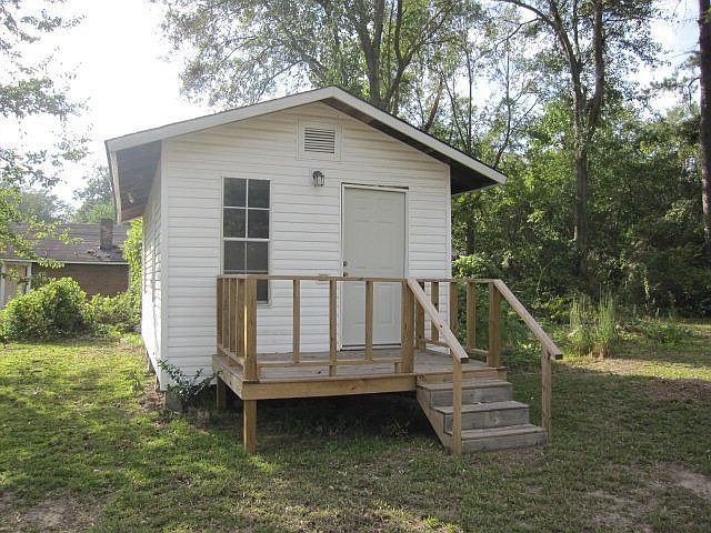 2nd image of 211 Camp St