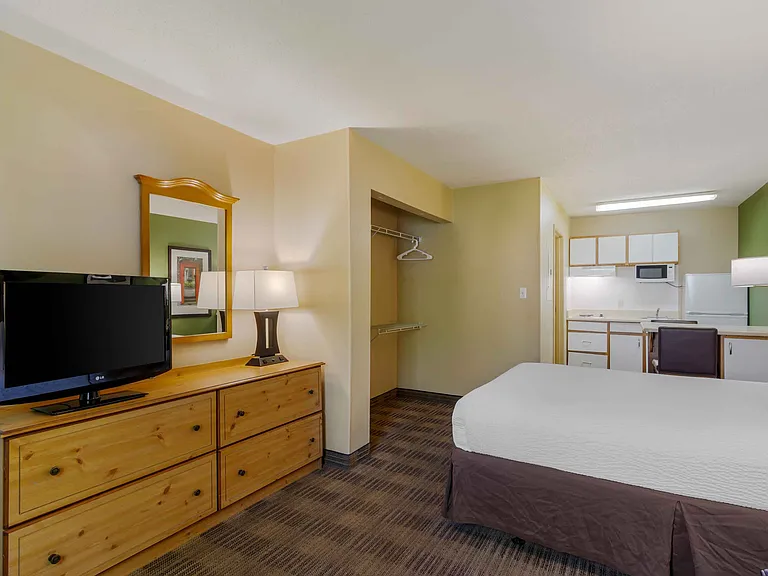 Deluxe Studio - 1 Queen Bed
