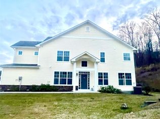 2 Stonerose Ct, Middletown, NY 10940