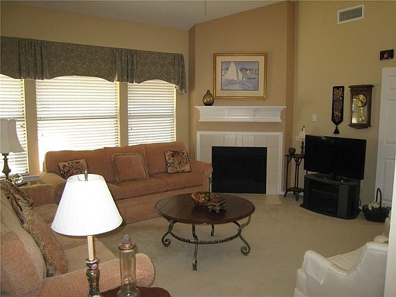 5th image of 921 Forest Cres