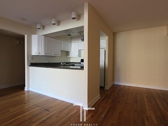 2nd image of 1220 Lasalle St #4BALC