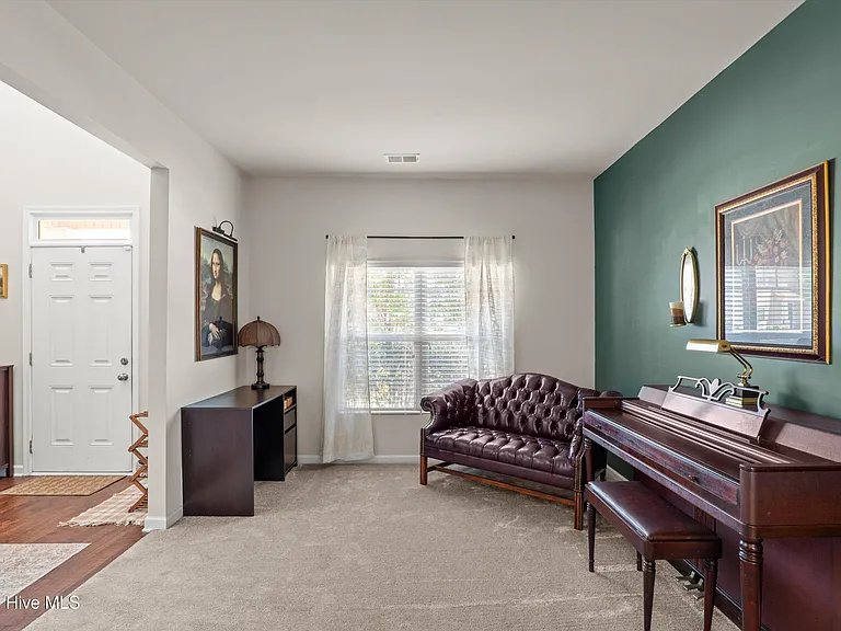 136 Sims Ct — Photo 8
