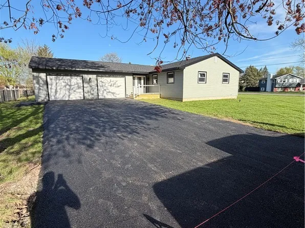 7968 Boxford Rd, Clay, NY 13041