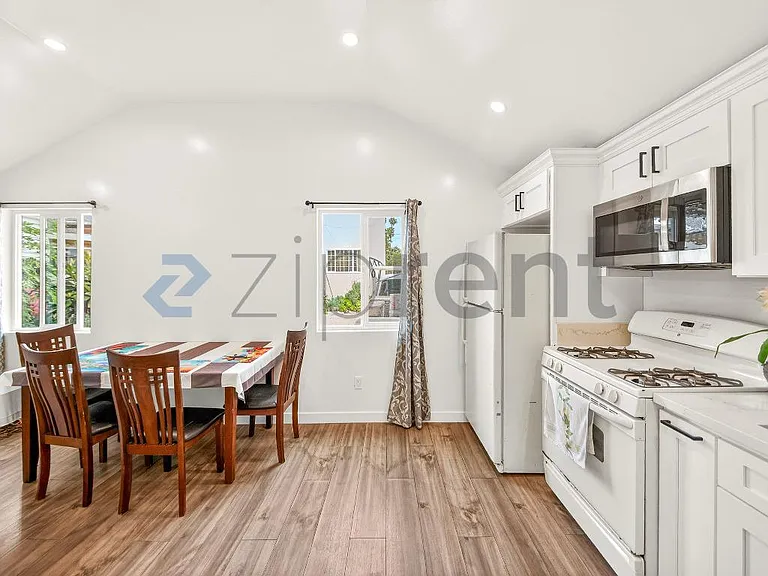 2431 S Catalina St — Photo 7