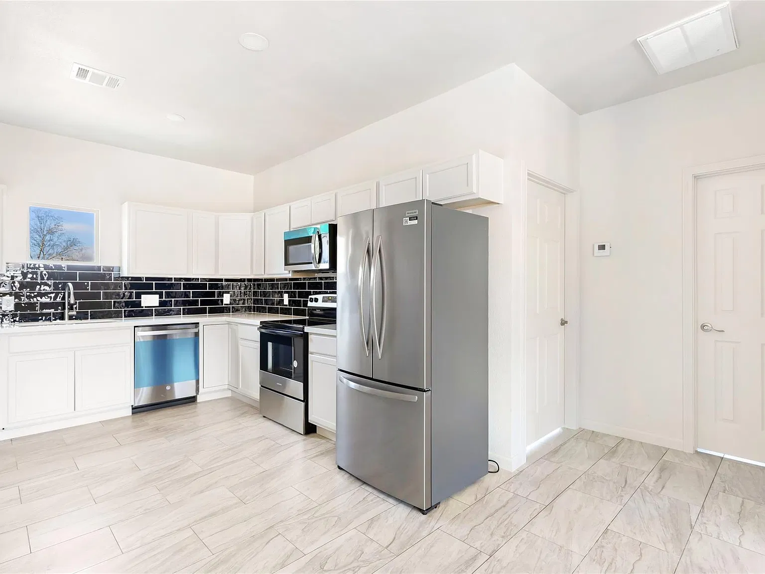 4 bed, 2.0 bath, 1800 sqft, $2,400 — Photo 3