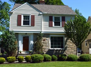 23805 E Groveland Rd, Beachwood, OH