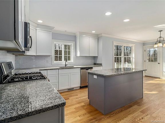 3rd image of 2 Oak Glen Hl