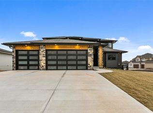 2035 SW Wheatfield Ct, Lees Summit, MO 64082