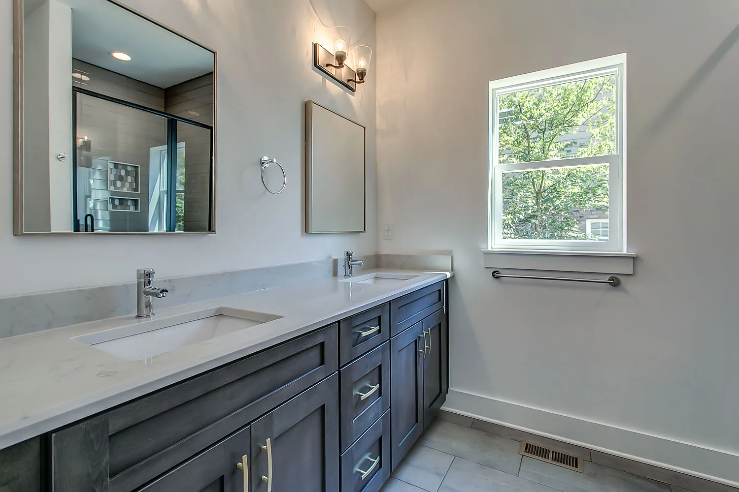 1212 Avondale Cir — Photo 3