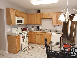 2nd image of 909 Roxy St
