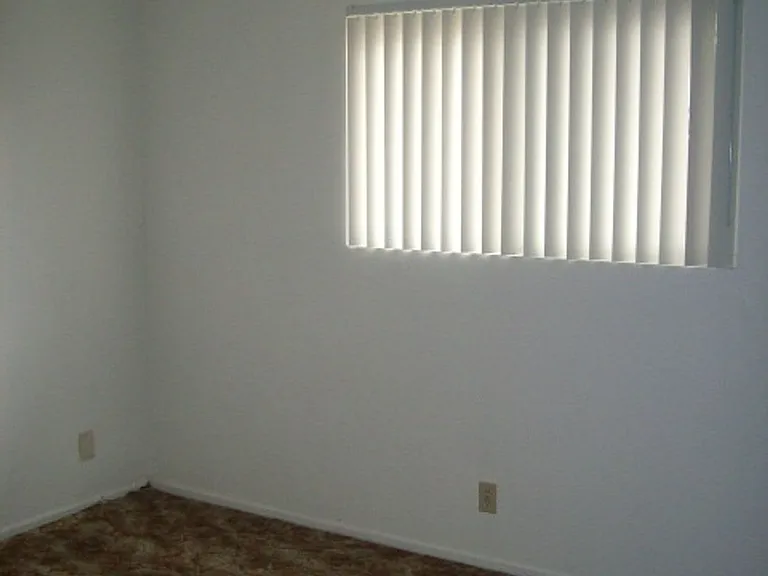 2 Bedroom 1 Bath Downstairs Unit On Silverstrand Beach — Photo 4