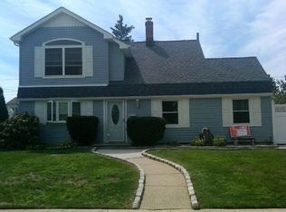 26 Butternut Ln, Levittown, NY 11756