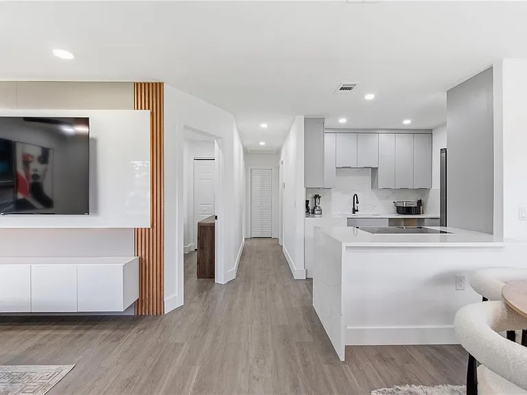 6713 S Mascotte St — Photo 2