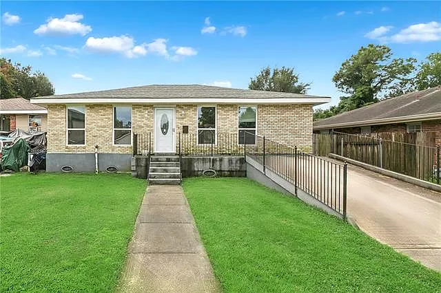 3 bed, 2.0 bath, 1755 sqft, $2,400 — Photo 2