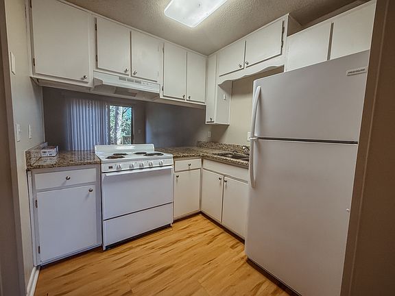 3rd image of 590 Hill Ln APT 3
