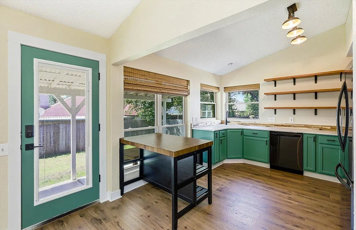 3 bed, 2.0 bath, 1426 sqft, $2,100 — Photo 2