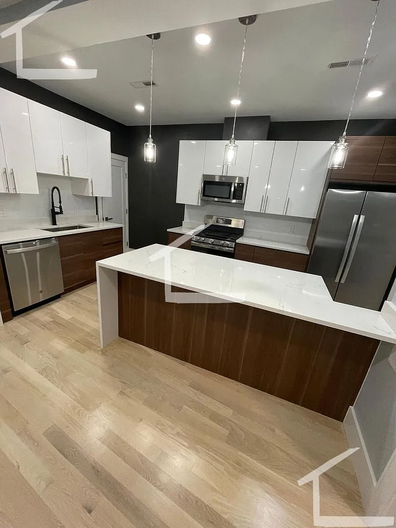 State of the Art, and No Fee! Washington Square Luxury! Sunny XL Rooms, 3 baths! Laundry in Unit.... — Photo 1