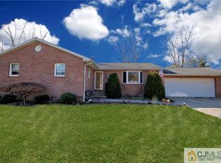 2 Colony Ct, Hamilton, NJ 08619