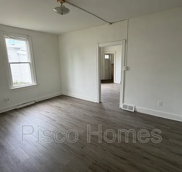 814 Salem Ave — Photo 8