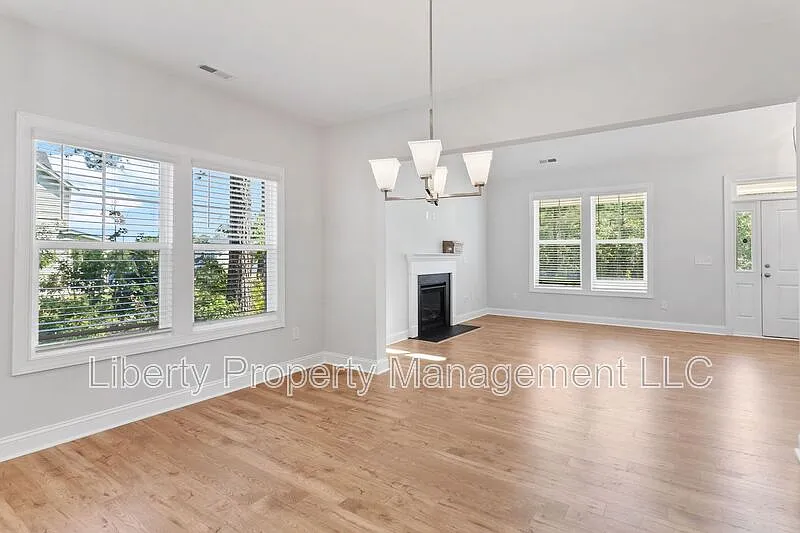 4 bed, 2.5 bath, 1982 sqft, $2,200 — Photo 3