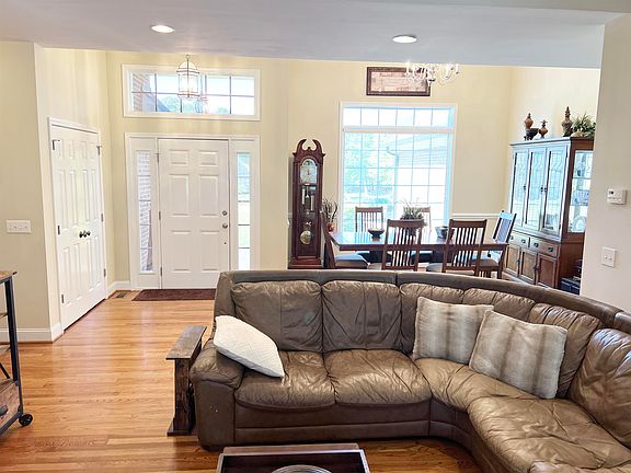 3rd image of 571 Holly Belle Dr