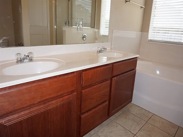 520 Castlebrook Ct — Photo 7
