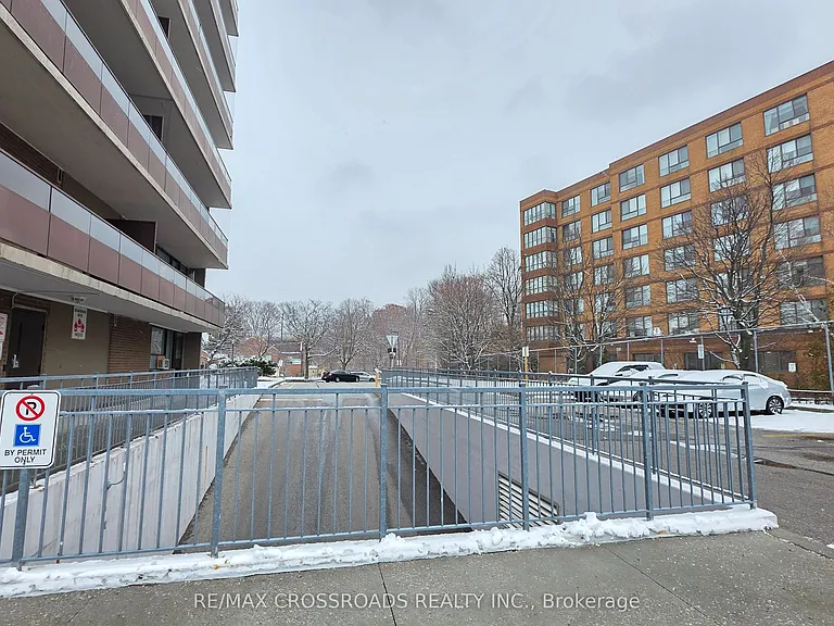 180 Markham Rd #921 — Photo 6