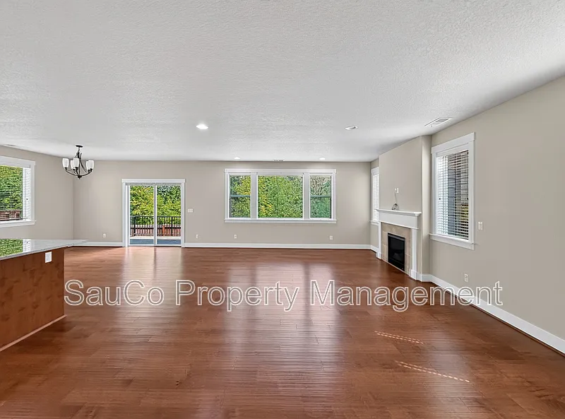4 bed, 2.5 bath, 2314 sqft, $3,050 — Photo 4