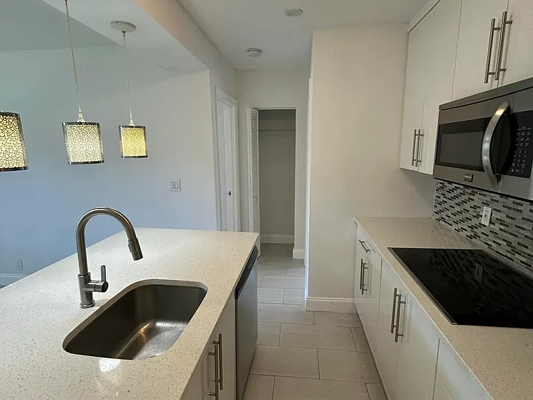 918 NE 15th Ave #4 — Photo 7