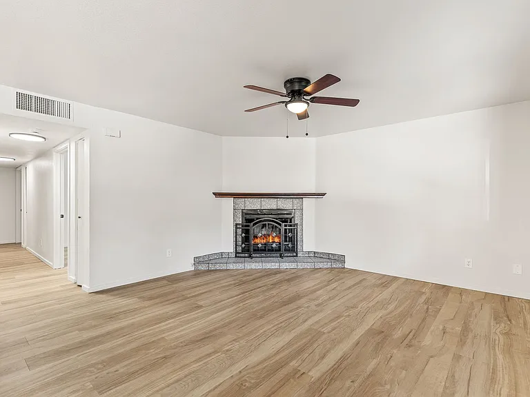 3325 E Lockett Rd — Photo 45
