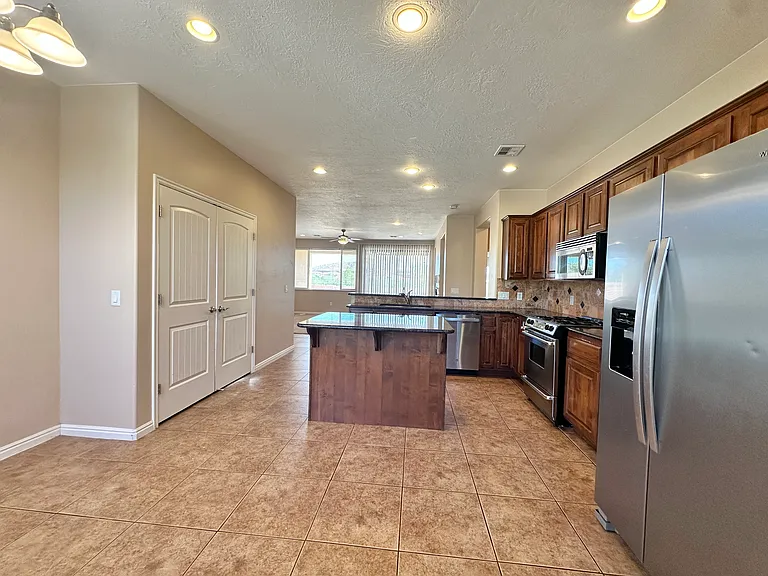 1220 N Spring Valley Dr — Photo 4