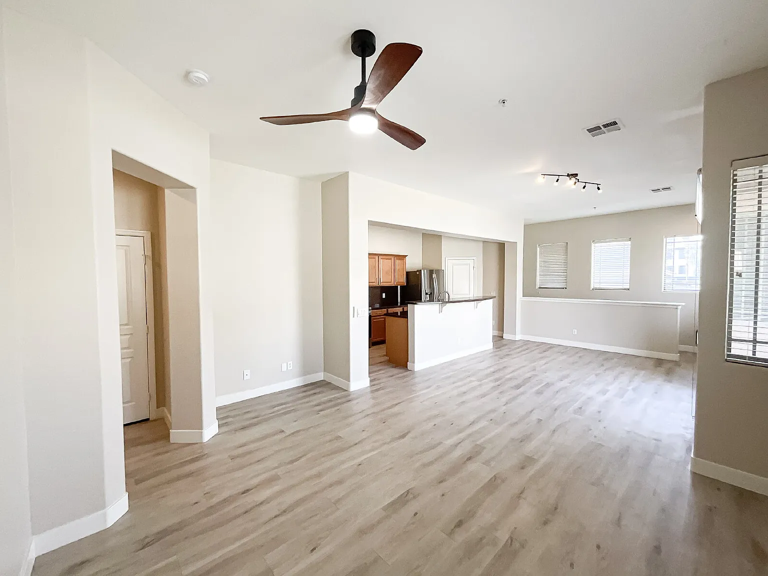 Updated 2 bed 2 bath condo in gated community — Photo 4