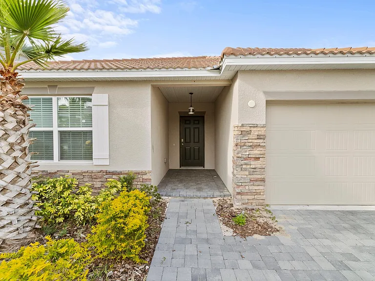 1154 Oak Bluff Dr — Photo 1
