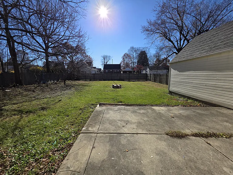 710 E Chestnut St — Photo 24