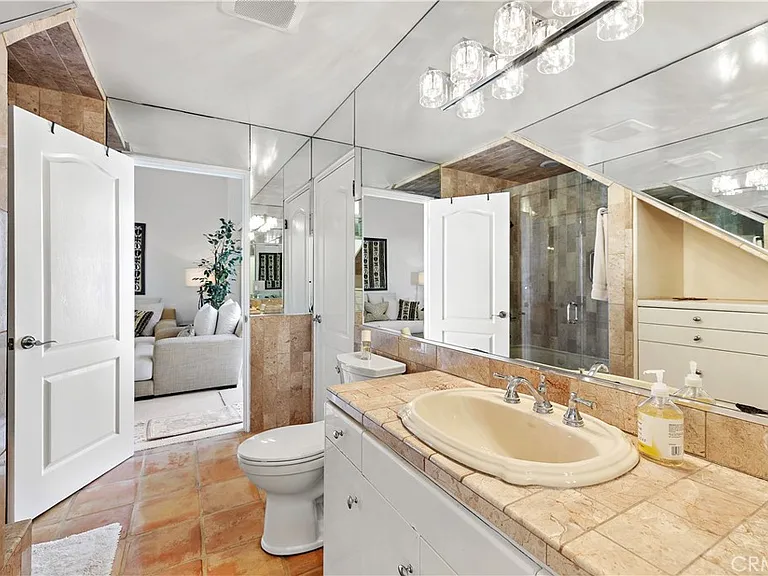 1050 Skyline Dr — Photo 19