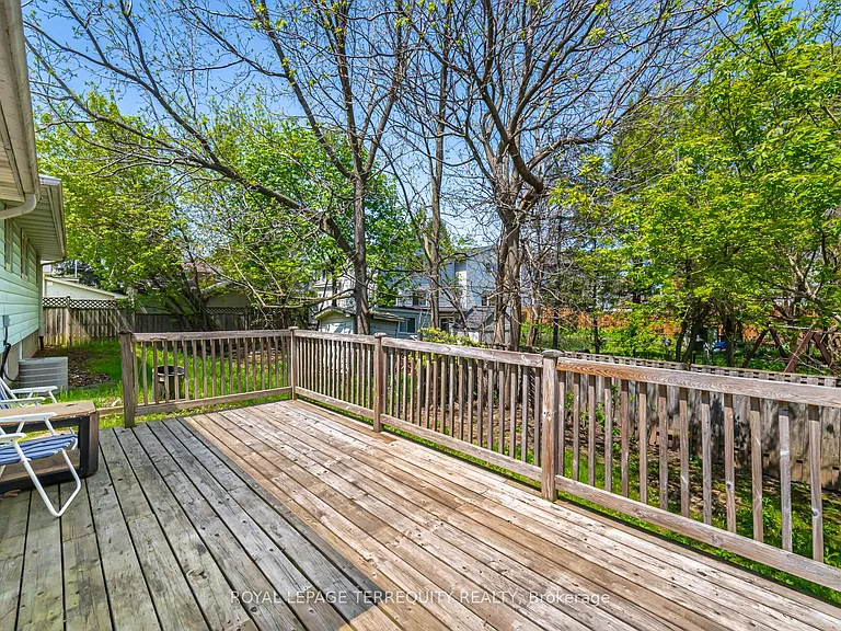 16 Royal Ave — Photo 39