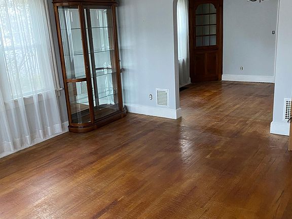 5th image of 412 Massachusetts Ave