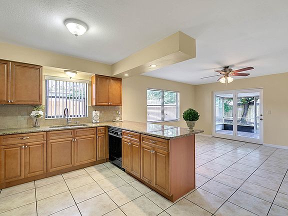 5th image of 3213 Curtis Dr
