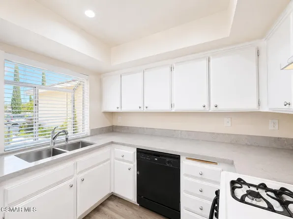 2762 Erringer Rd APT 15, Simi Valley, CA 93065