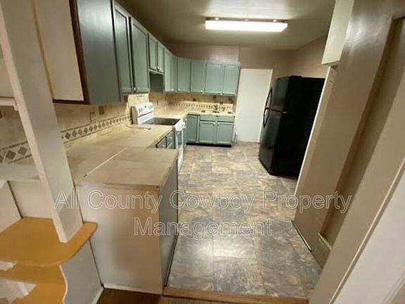 4th image of 659 N 10th St