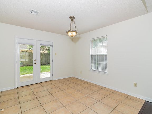 4th image of 305 Caledonia Dr