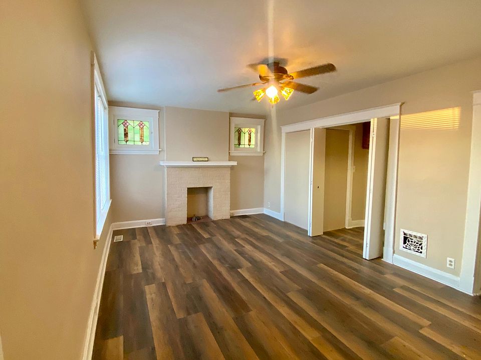 Spacious living/family room with built in office nook