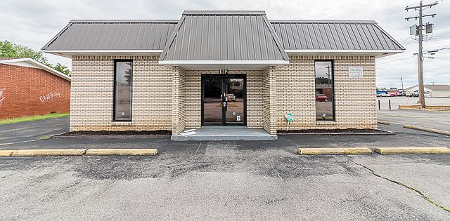 1st image of 1812 Memorial Cir