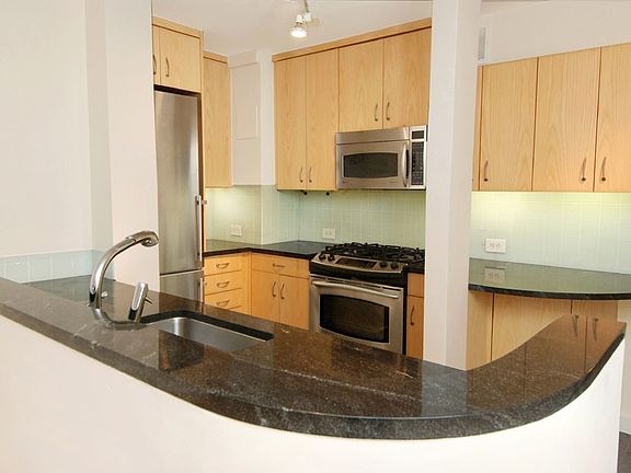 4th image of 153 E 57th St APT 2L