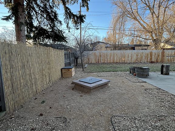 Outdoor gas firepit