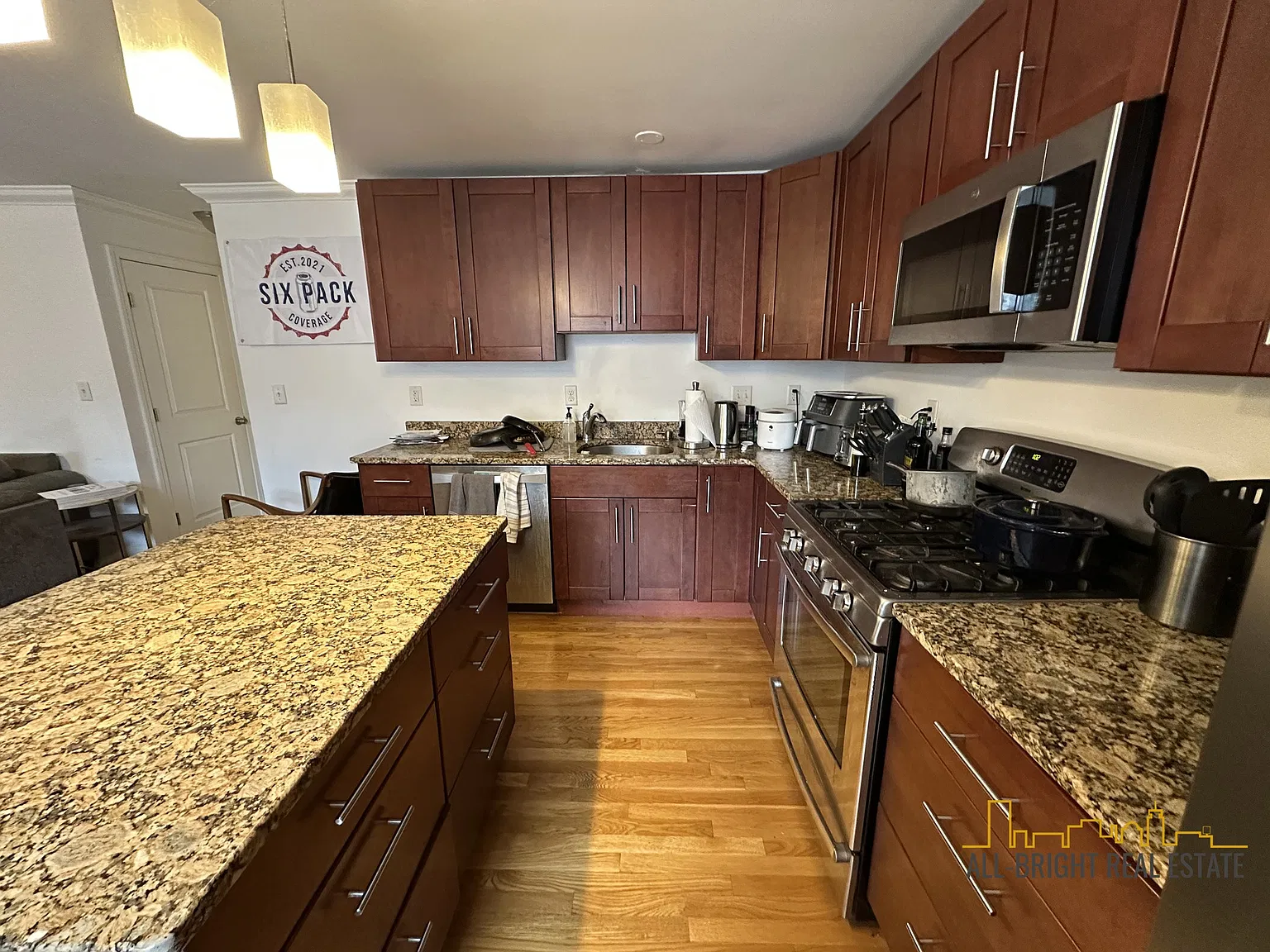 3 bed, 2.0 bath, 1600 sqft, $4,000 — Photo 3