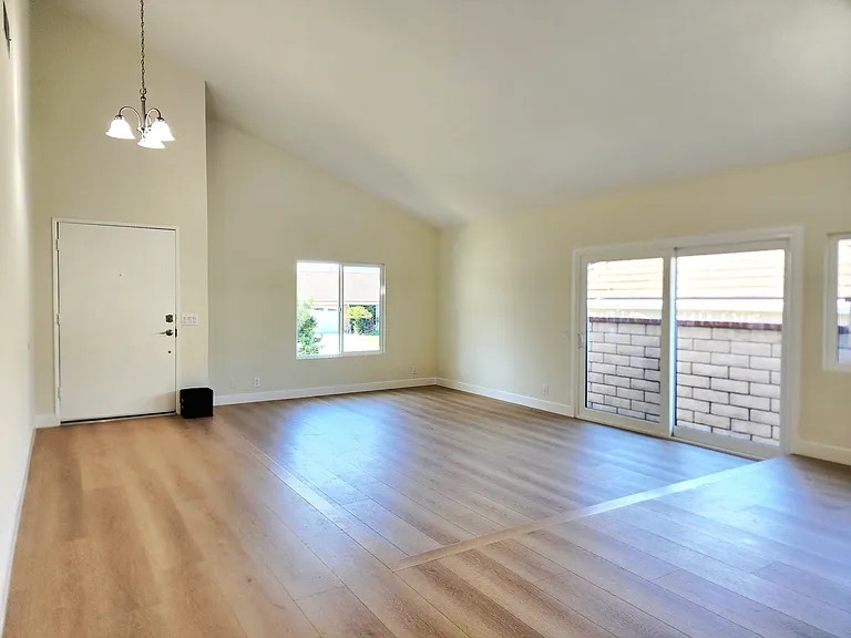 2573 Crown Way — Photo 2