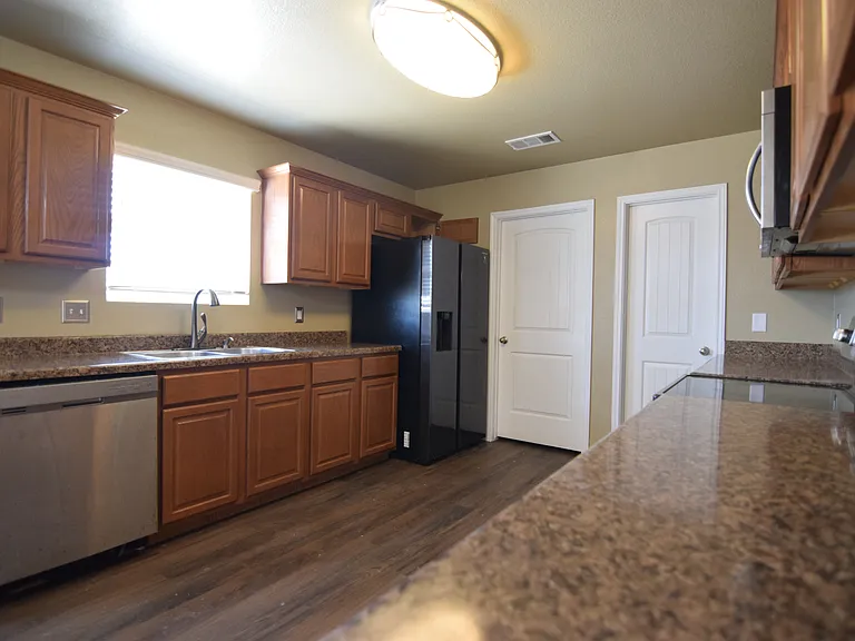 300 Curtis Dr — Photo 4